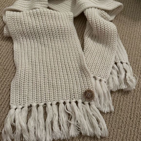 NWOT RARE UGG Women’s Chunky Knit Scarf with Fringe in Cream - Picture 4 of 8
